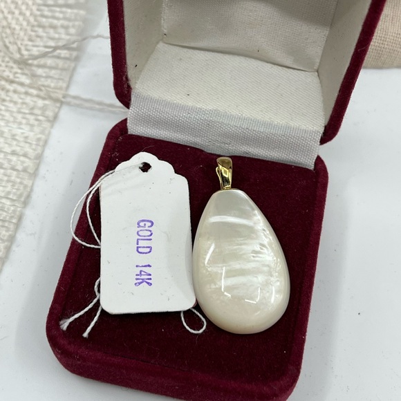 Genuine Vintage 14k Gold Mother-of-Pearl Teardrop Pendant, 7.1g, Stamped 14K - Picture 11 of 17